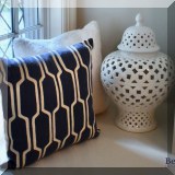 DN11. Pillows and décor. 